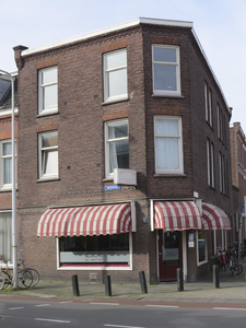 907992 Gezicht op het winkelhoekpand Adelaarstraat 120 te Utrecht, met rechts de Johannes de Bekastraat.N.B. Bouwjaar: ...